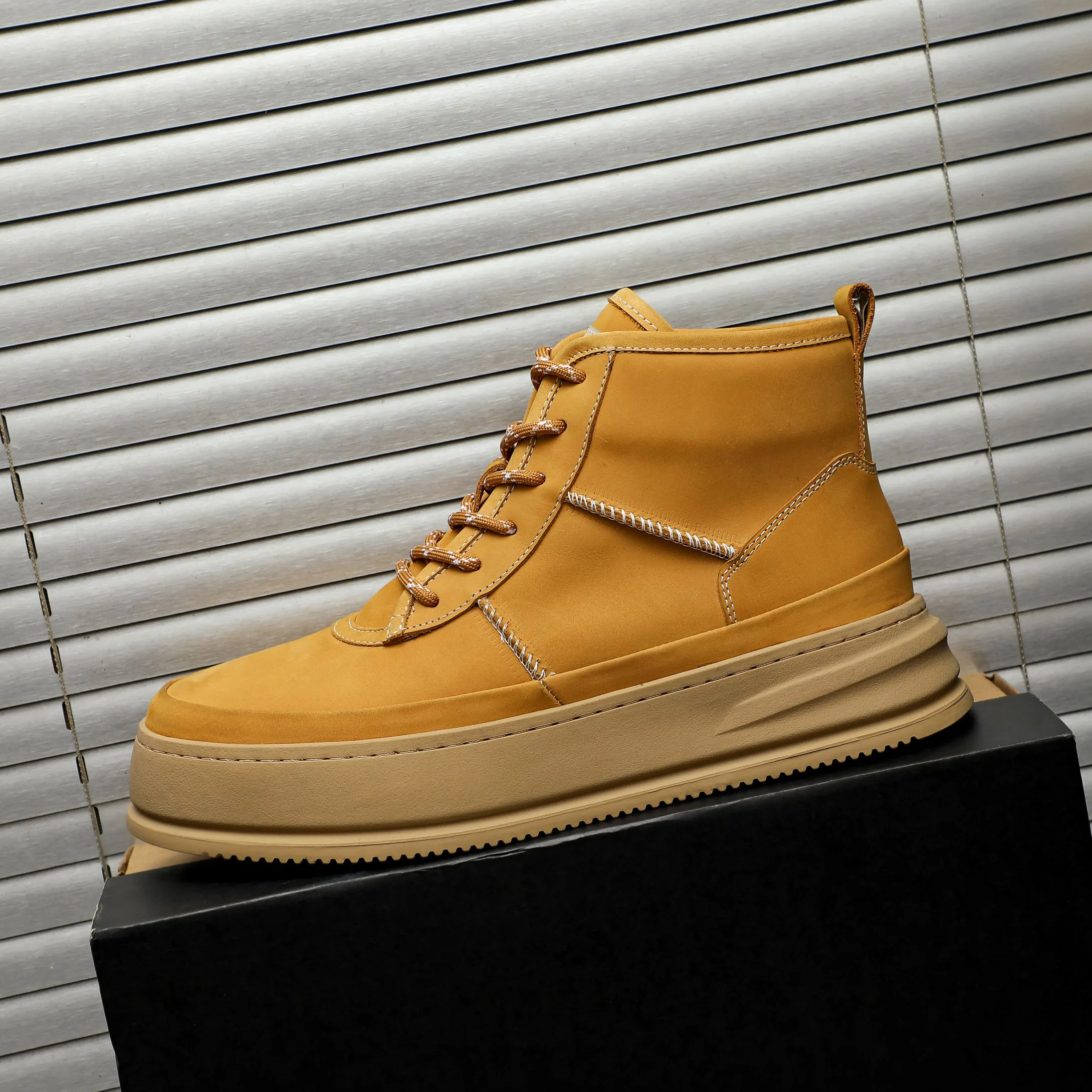 P620 Product trademark: "UGG" Gaobang men's shoes Regular size: 39-44 Product materials: Selected suede cowhide upper, wool lining, original outsole